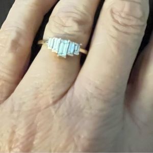 5 Stone lab diamond ring. 14kt gold.